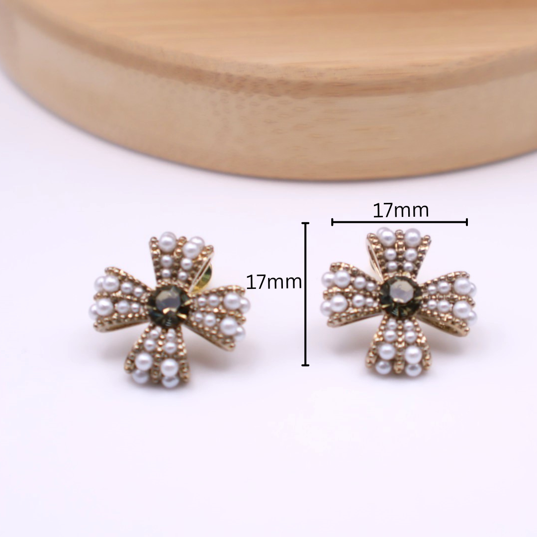 Pearl Four Leaf Stud 030