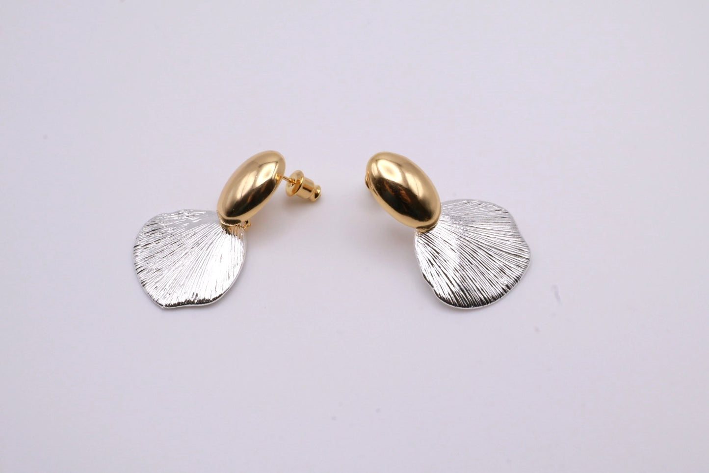Silver Shell Stud 086