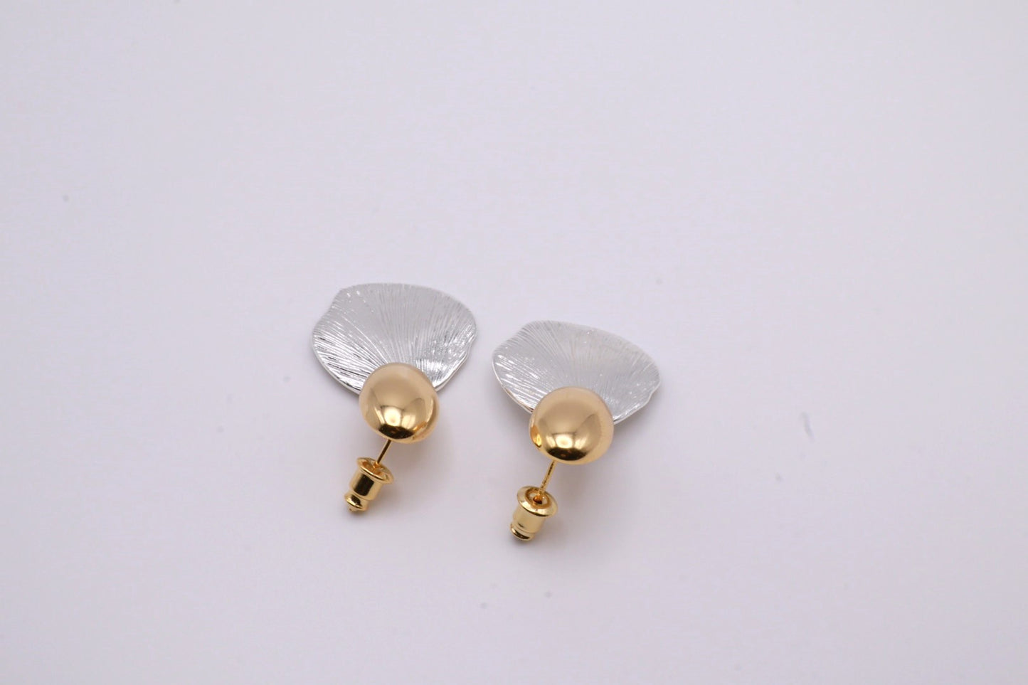 Silver Shell Stud 086