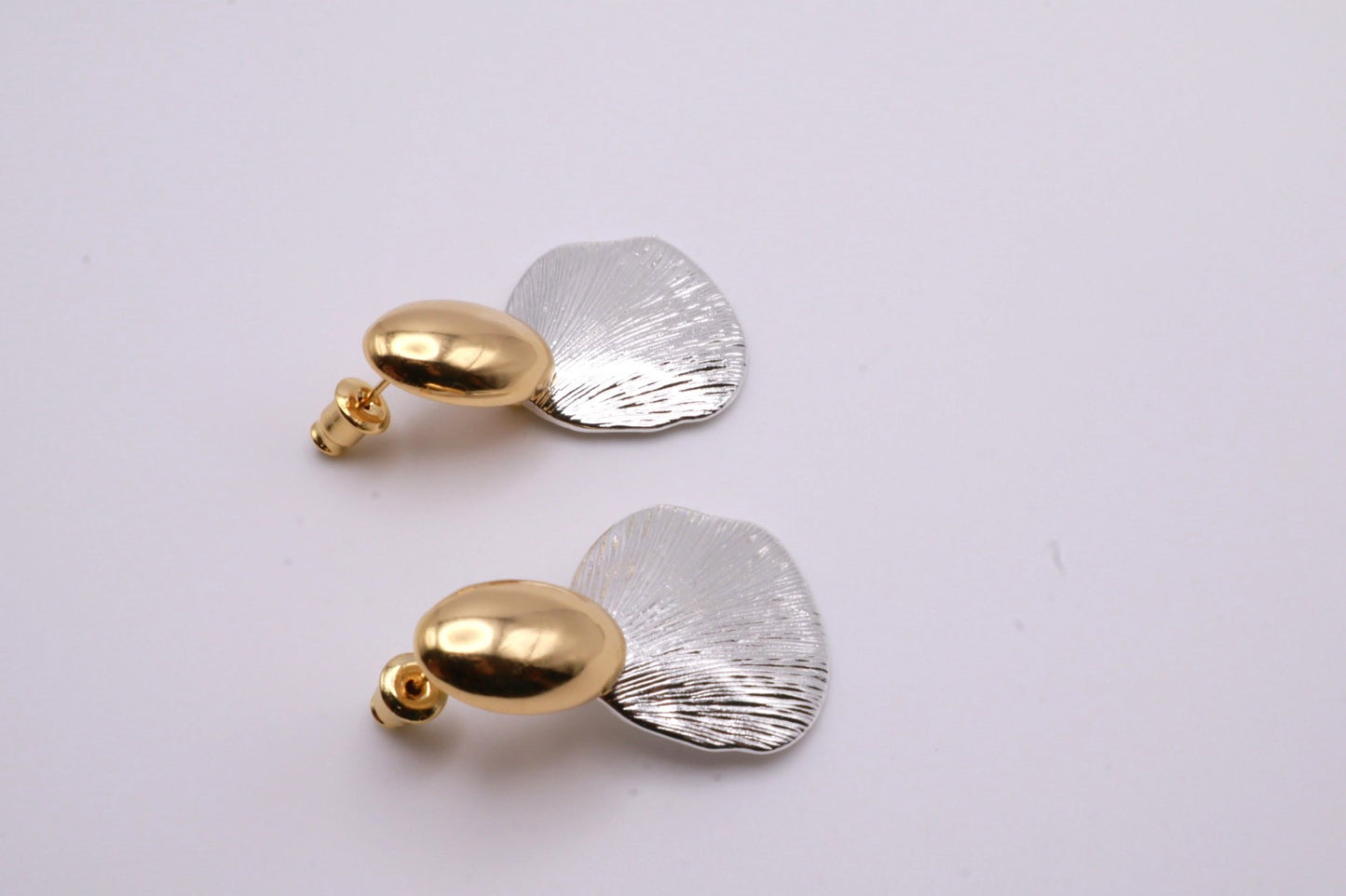 Silver Shell Stud 086