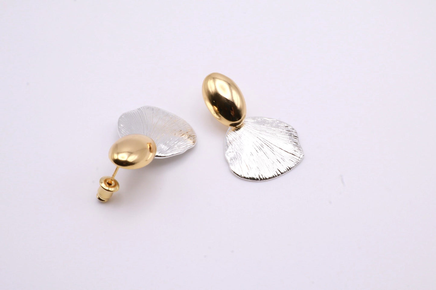 Silver Shell Stud 086