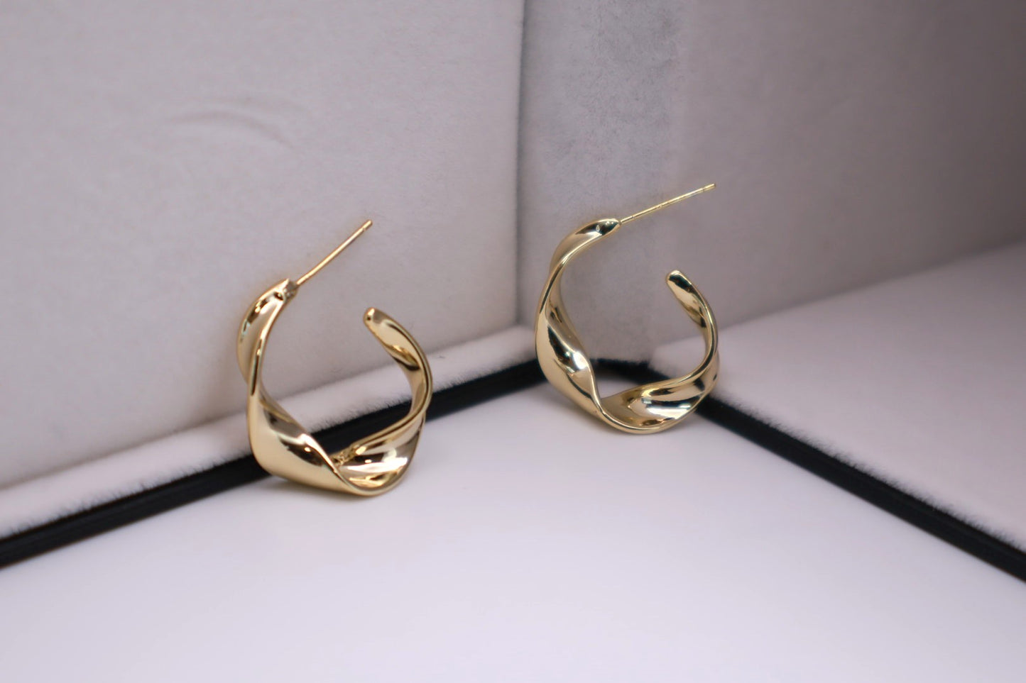Twisted C hoop 022