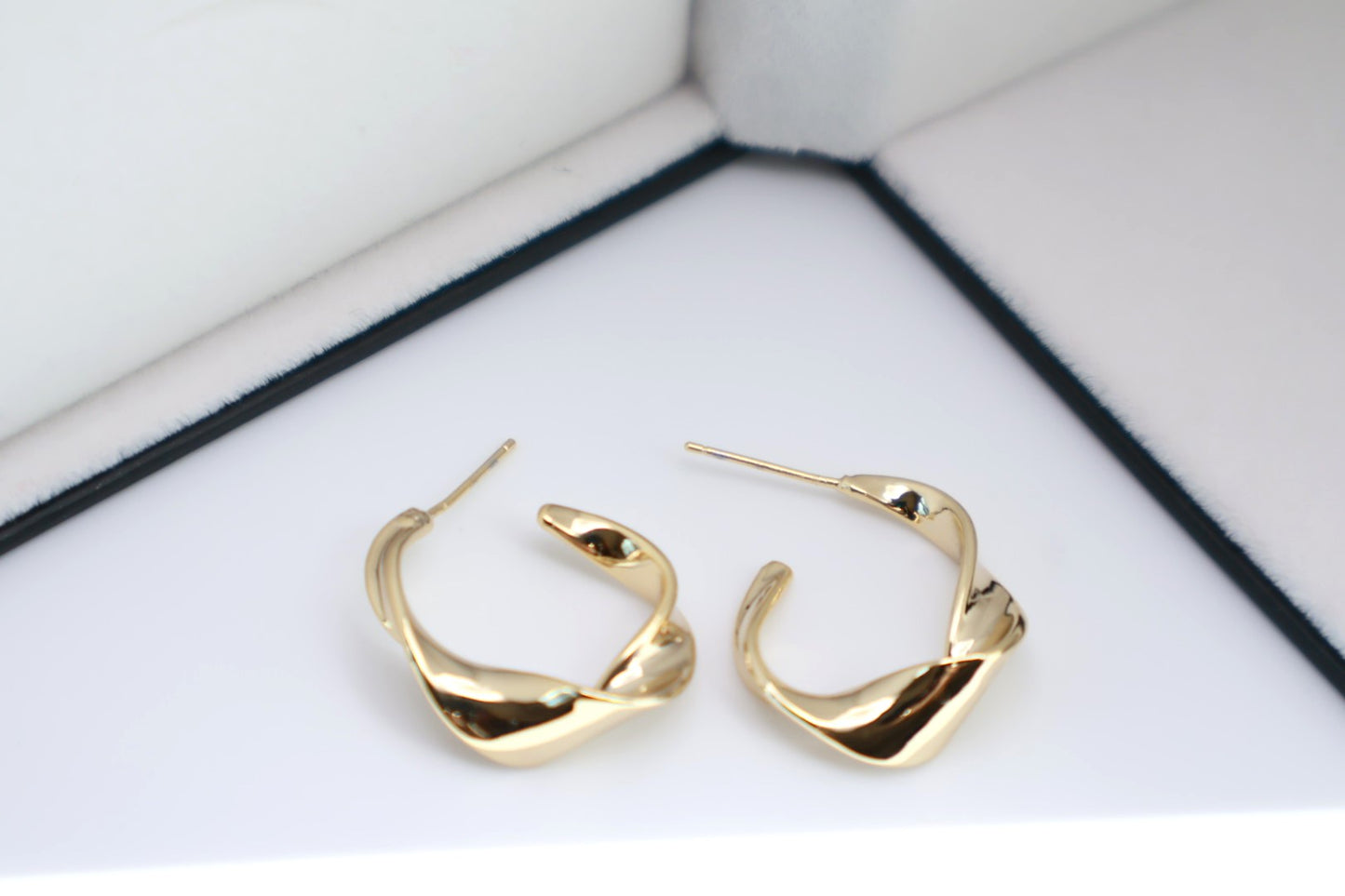 Twisted C hoop 022