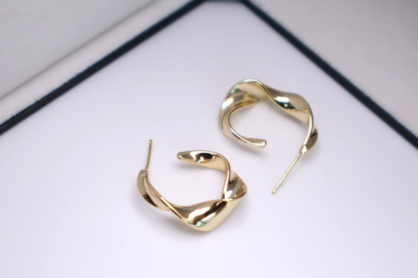 Twisted C hoop 022