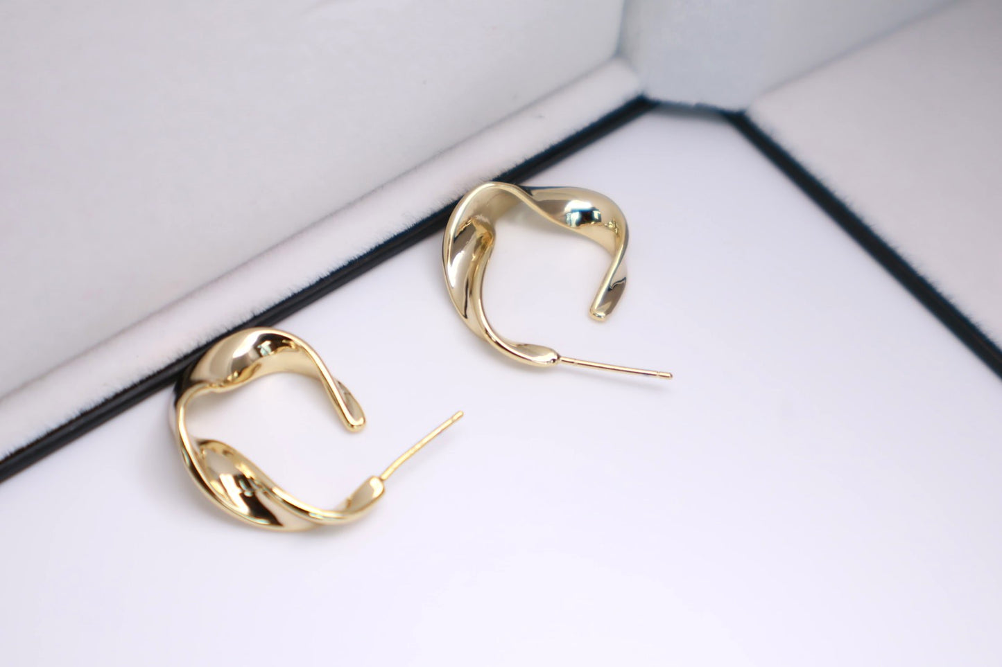 Twisted C hoop 022