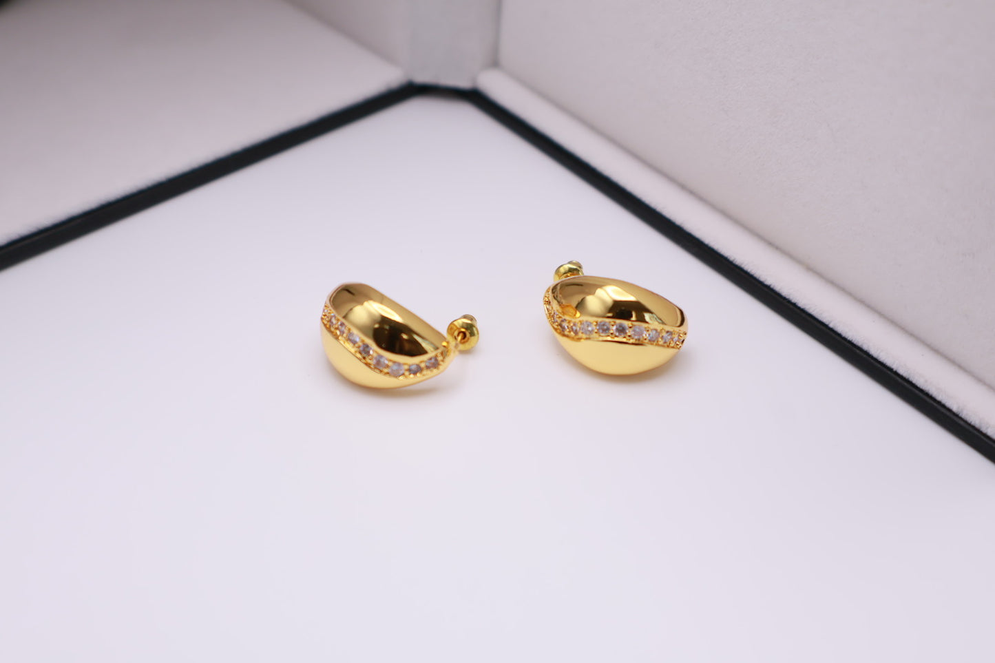 The Curved Stud 028
