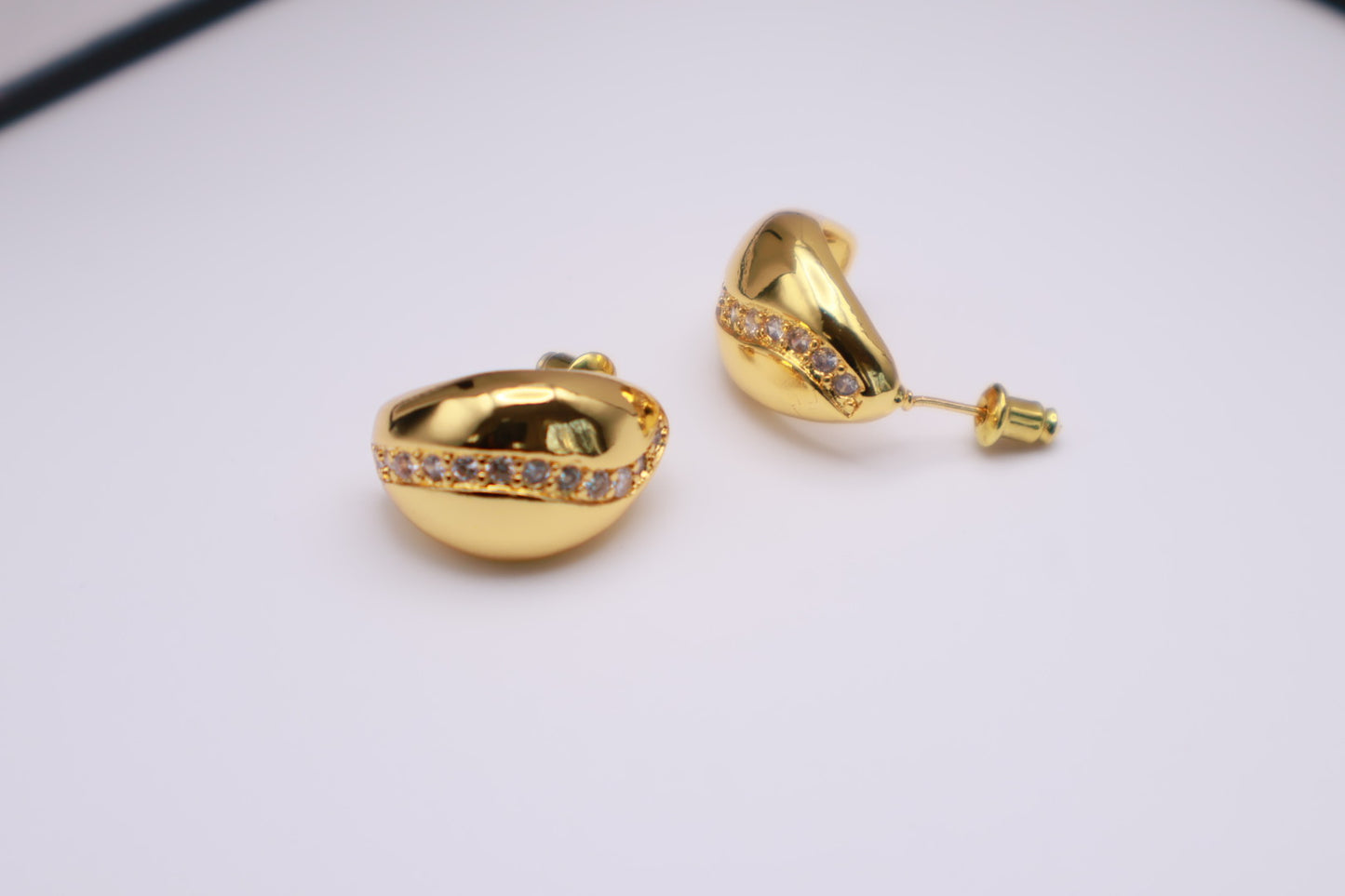 The Curved Stud 028