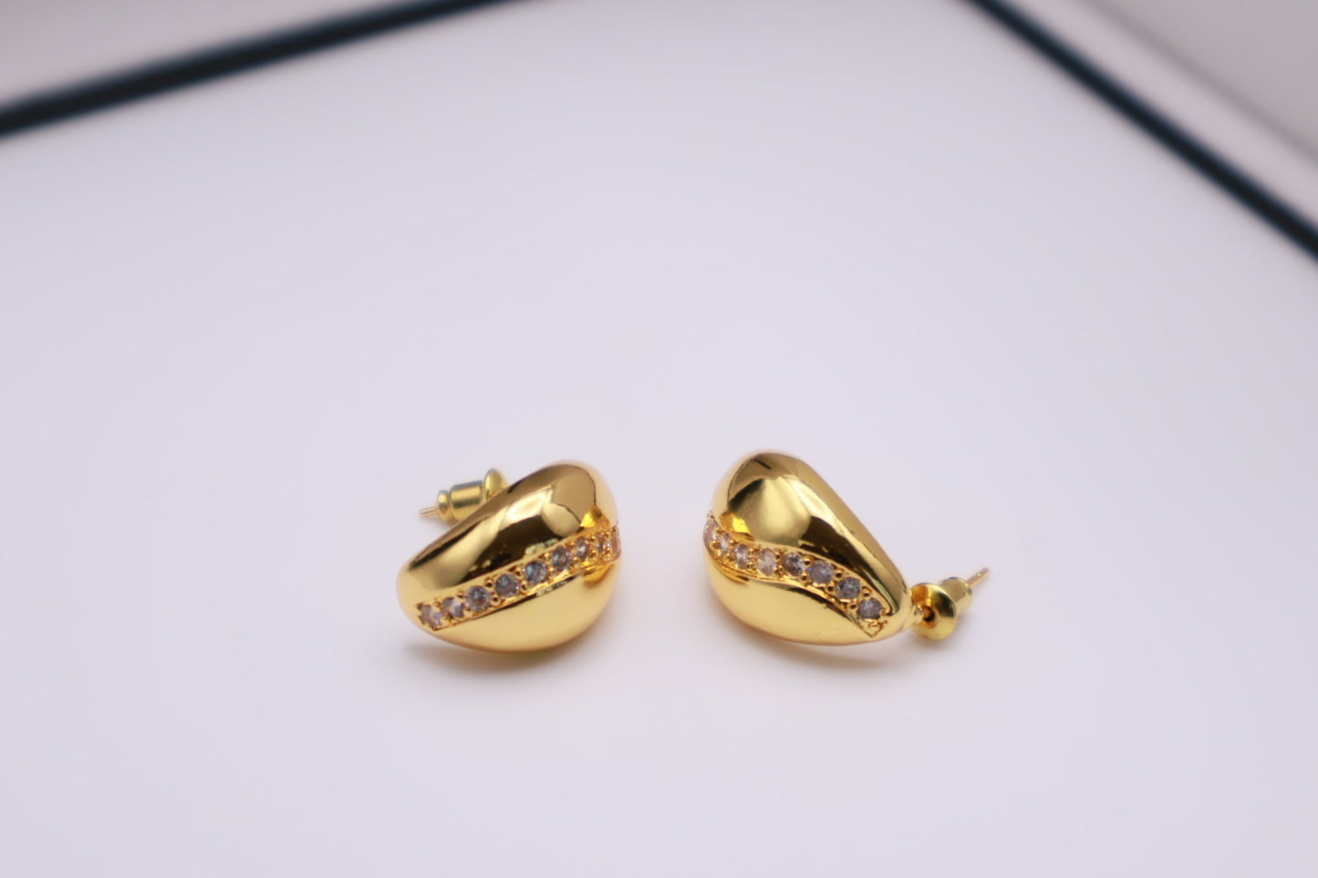 The Curved Stud 028