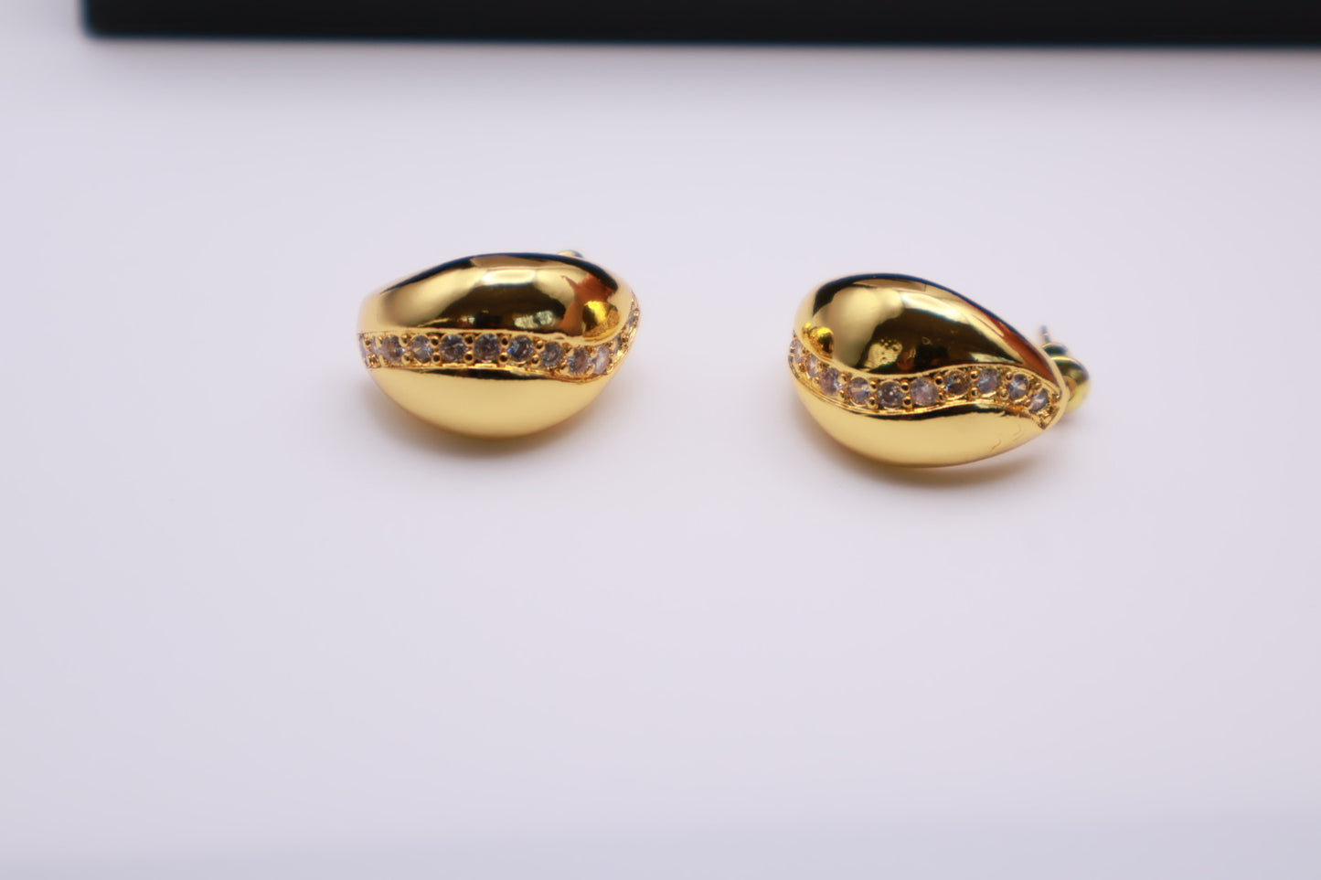 The Curved Stud 028