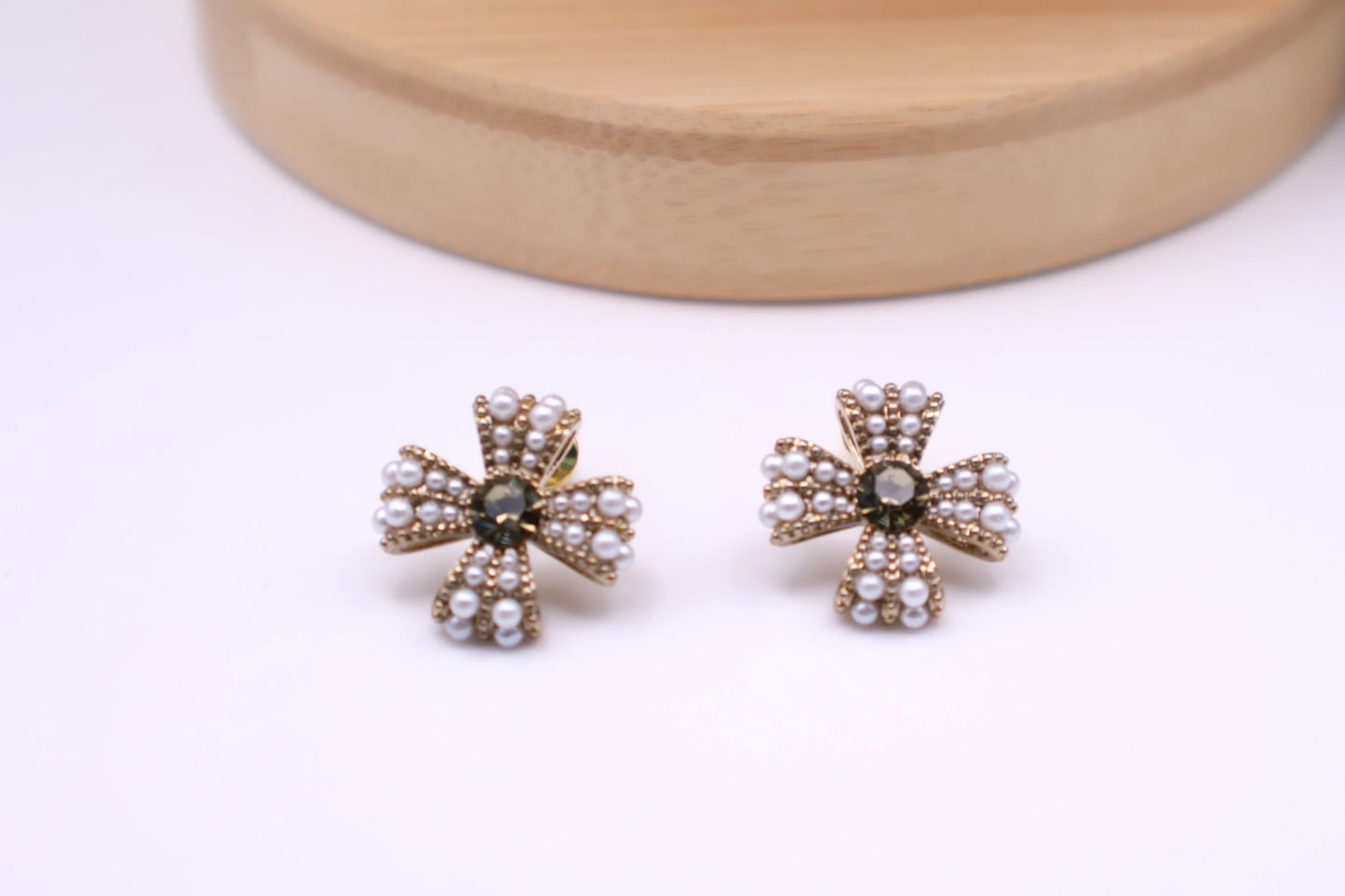 Pearl Four Leaf Stud 030