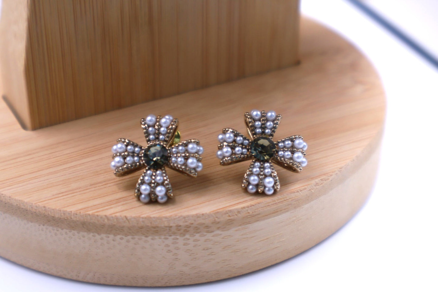 Pearl Four Leaf Stud 030