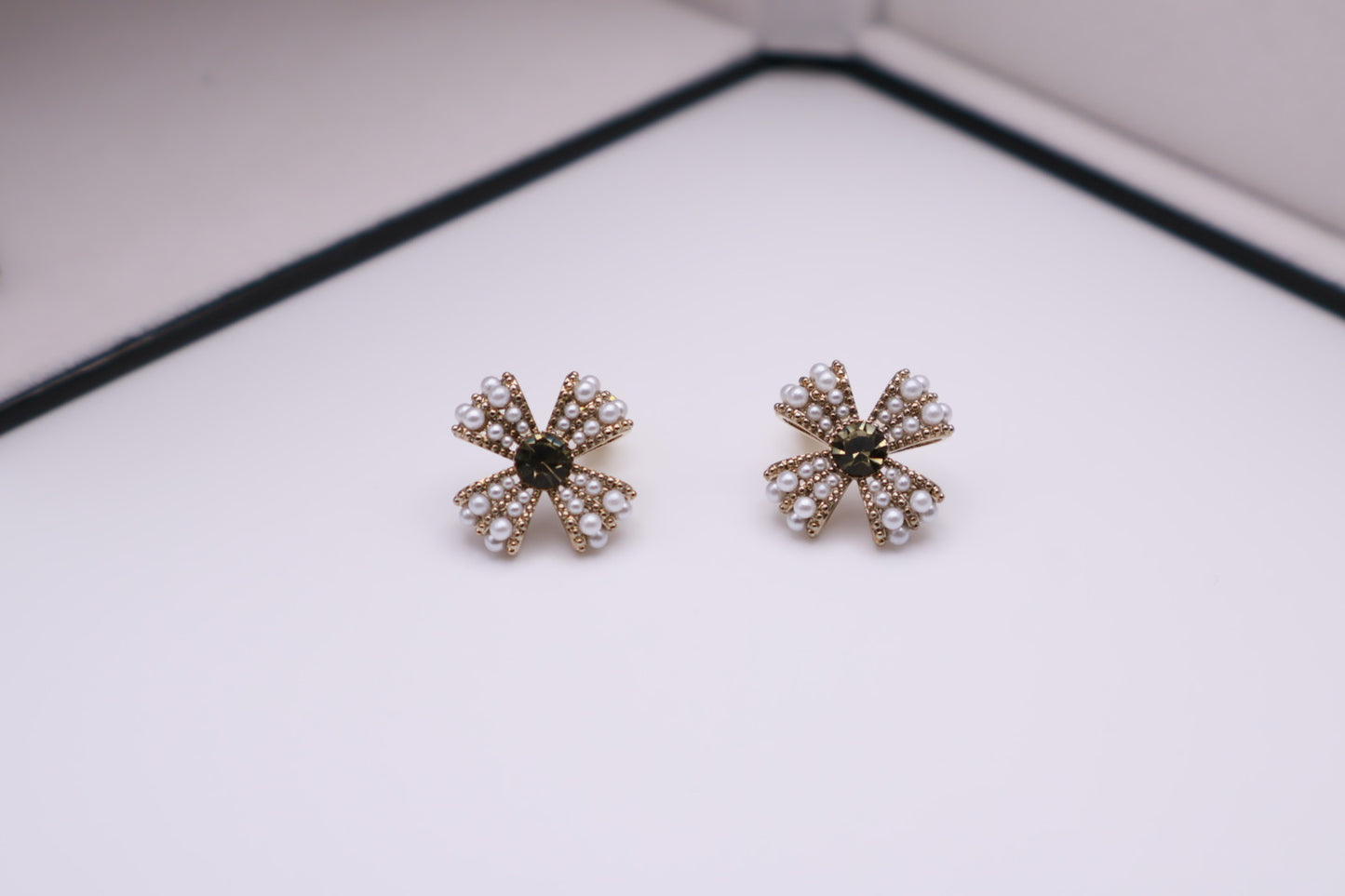 Pearl Four Leaf Stud 030