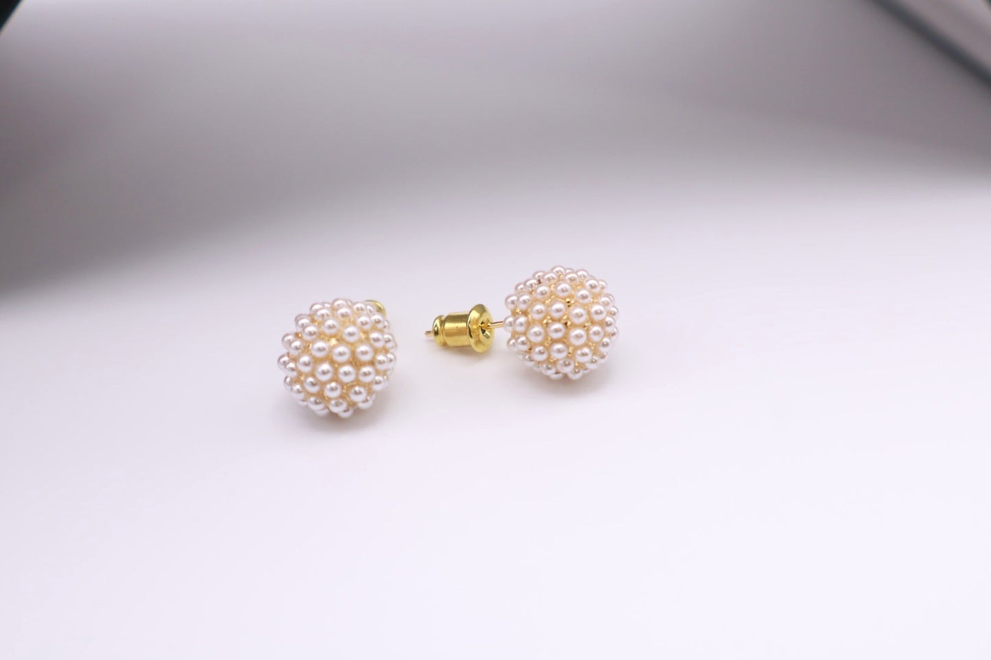Mini Pearl Stud 050