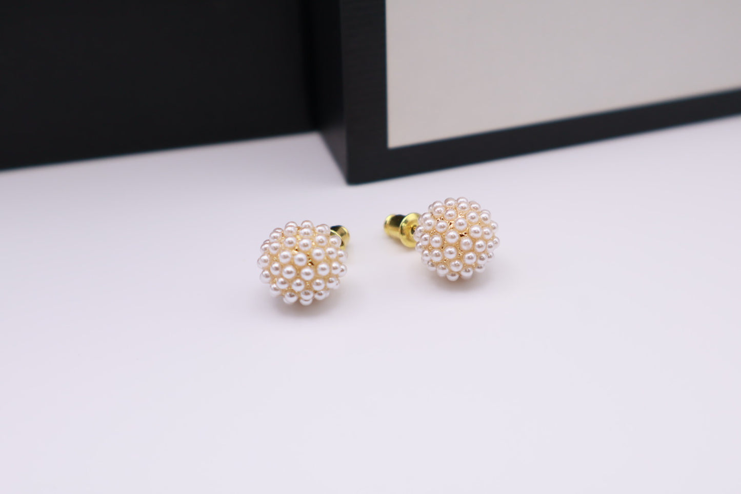 Mini Pearl Stud 050