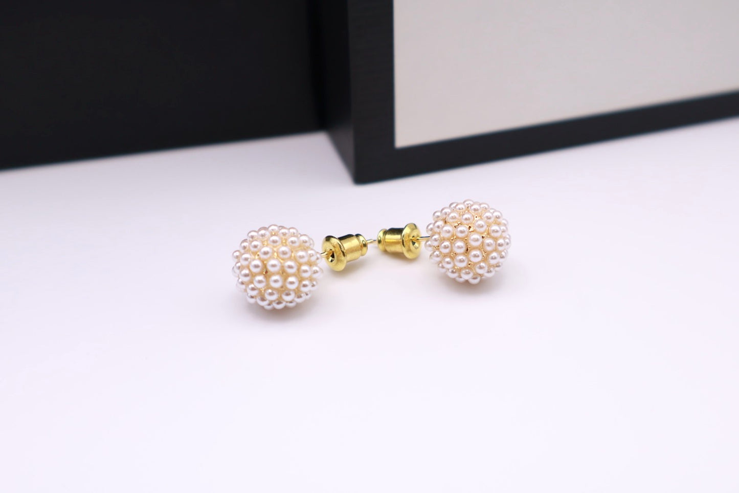 Mini Pearl Stud 050