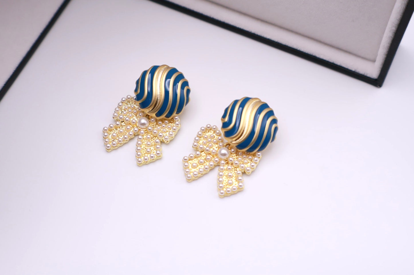 Pearl Bow Tie 057