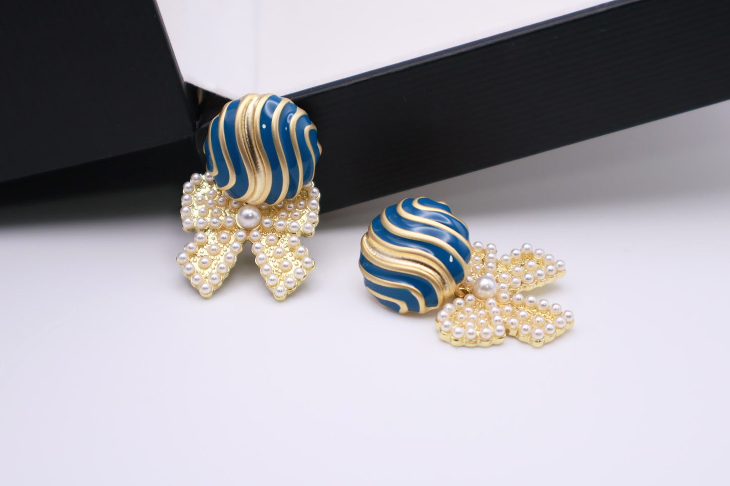Pearl Bow Tie 057