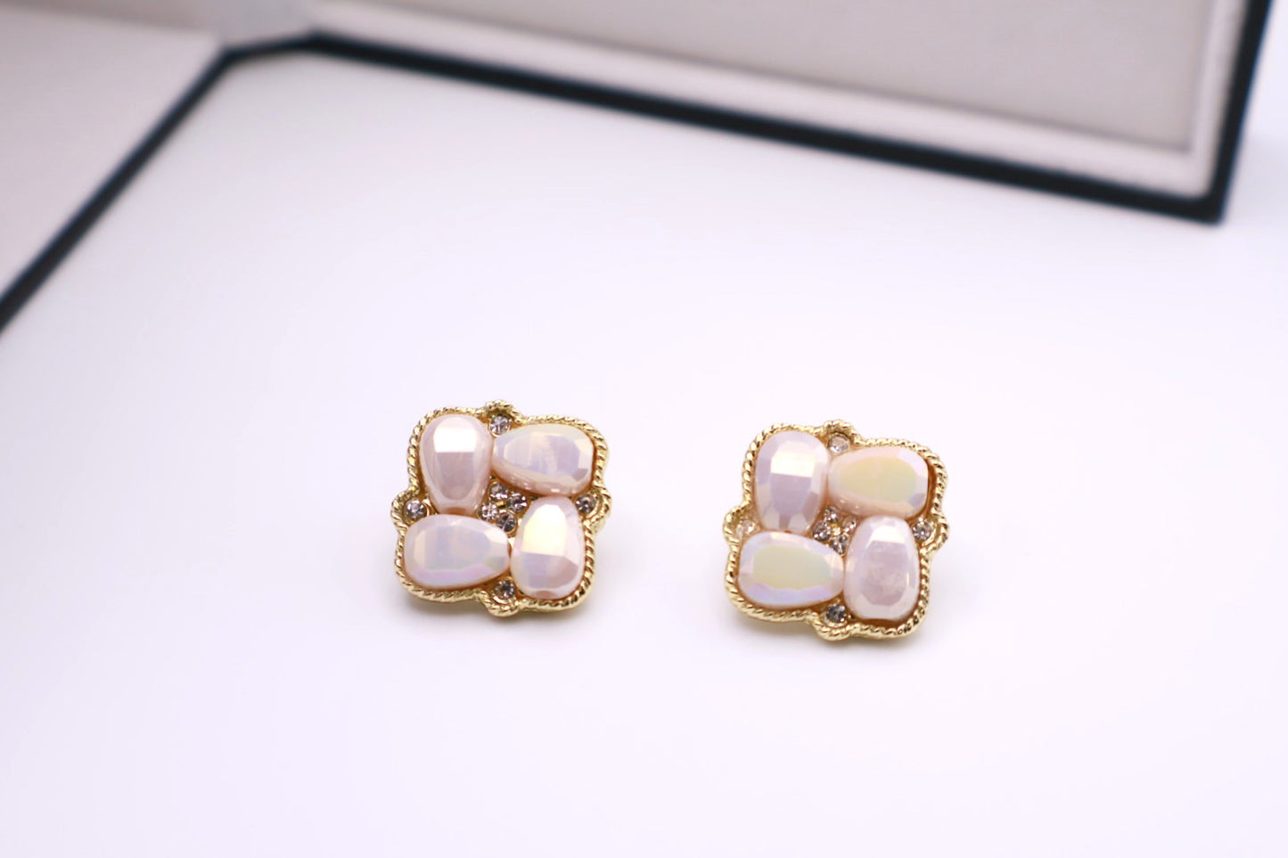 Square Pearl Stud 058