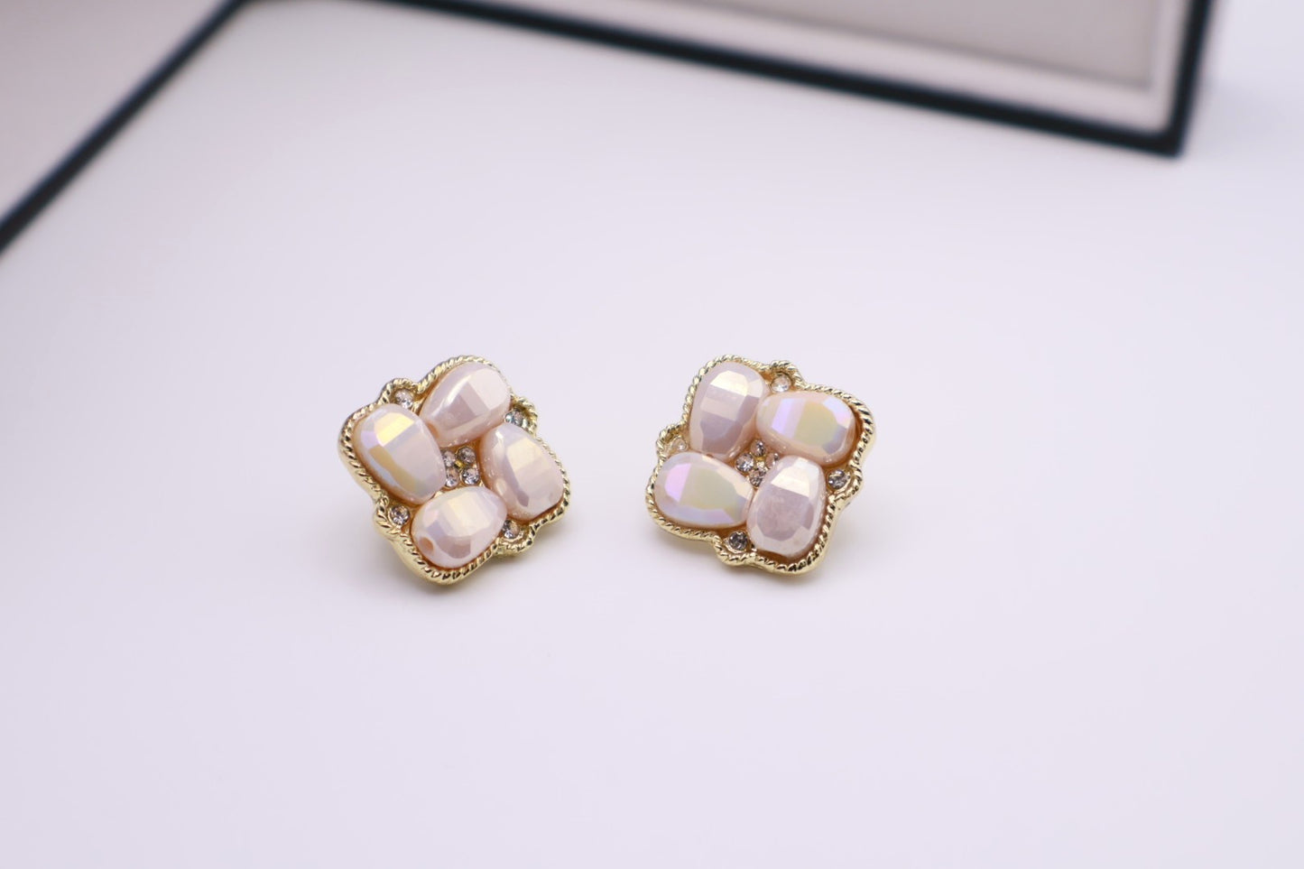 Square Pearl Stud 058