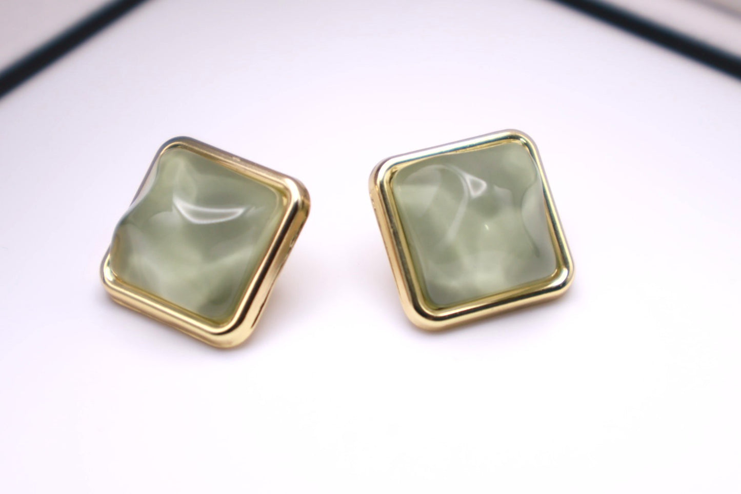 Green Square Stud 059