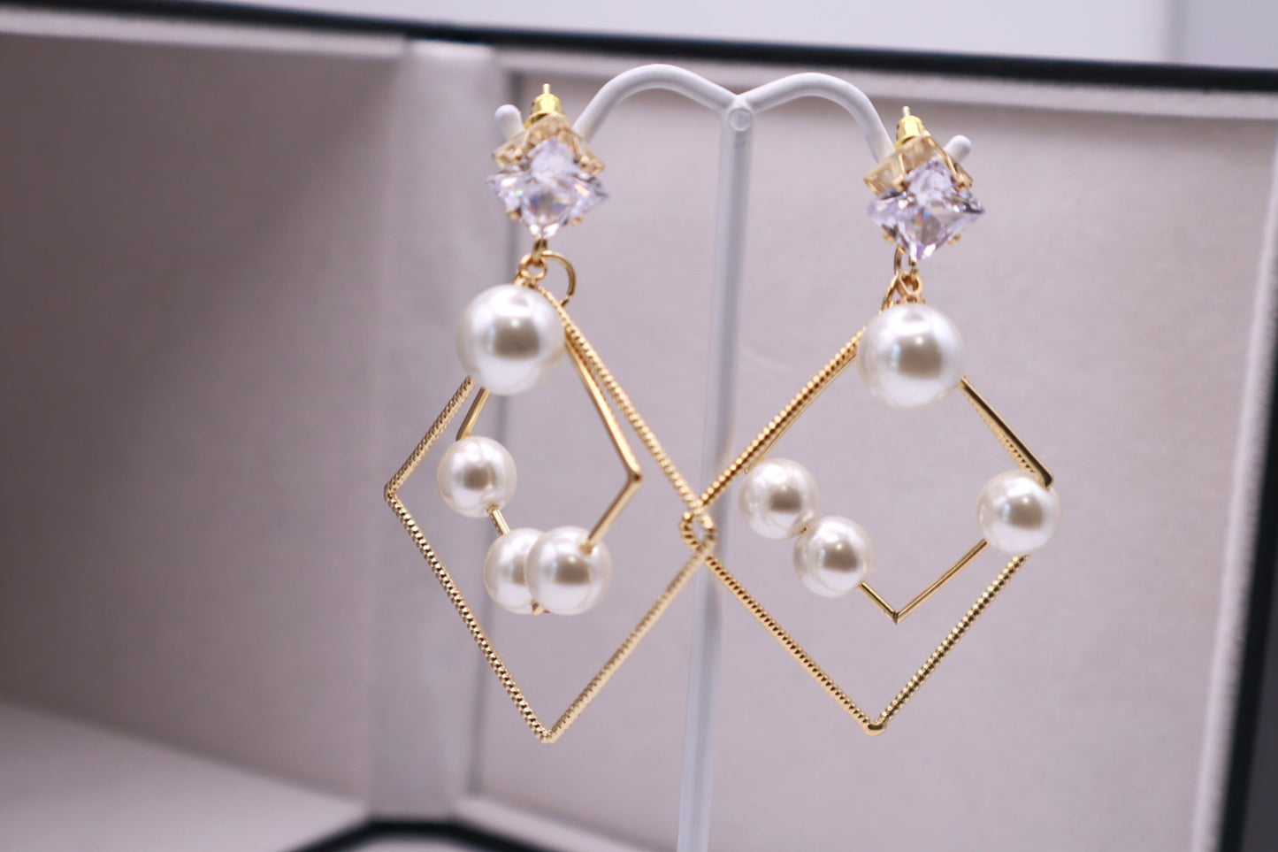Gem Square Pearl Drop 076