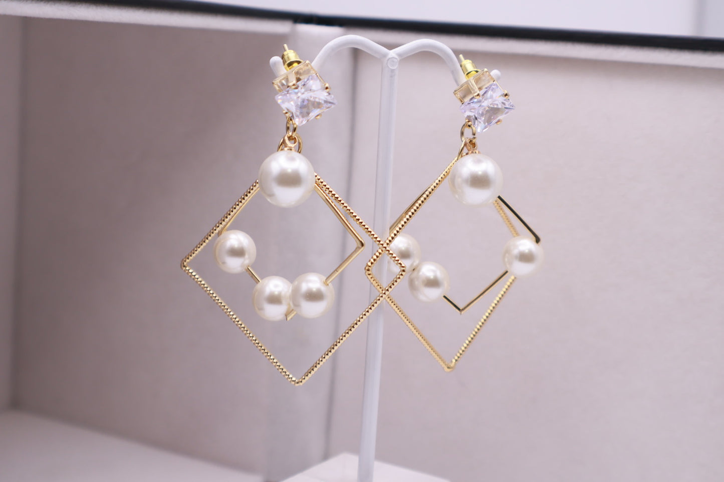 Gem Square Pearl Drop 076