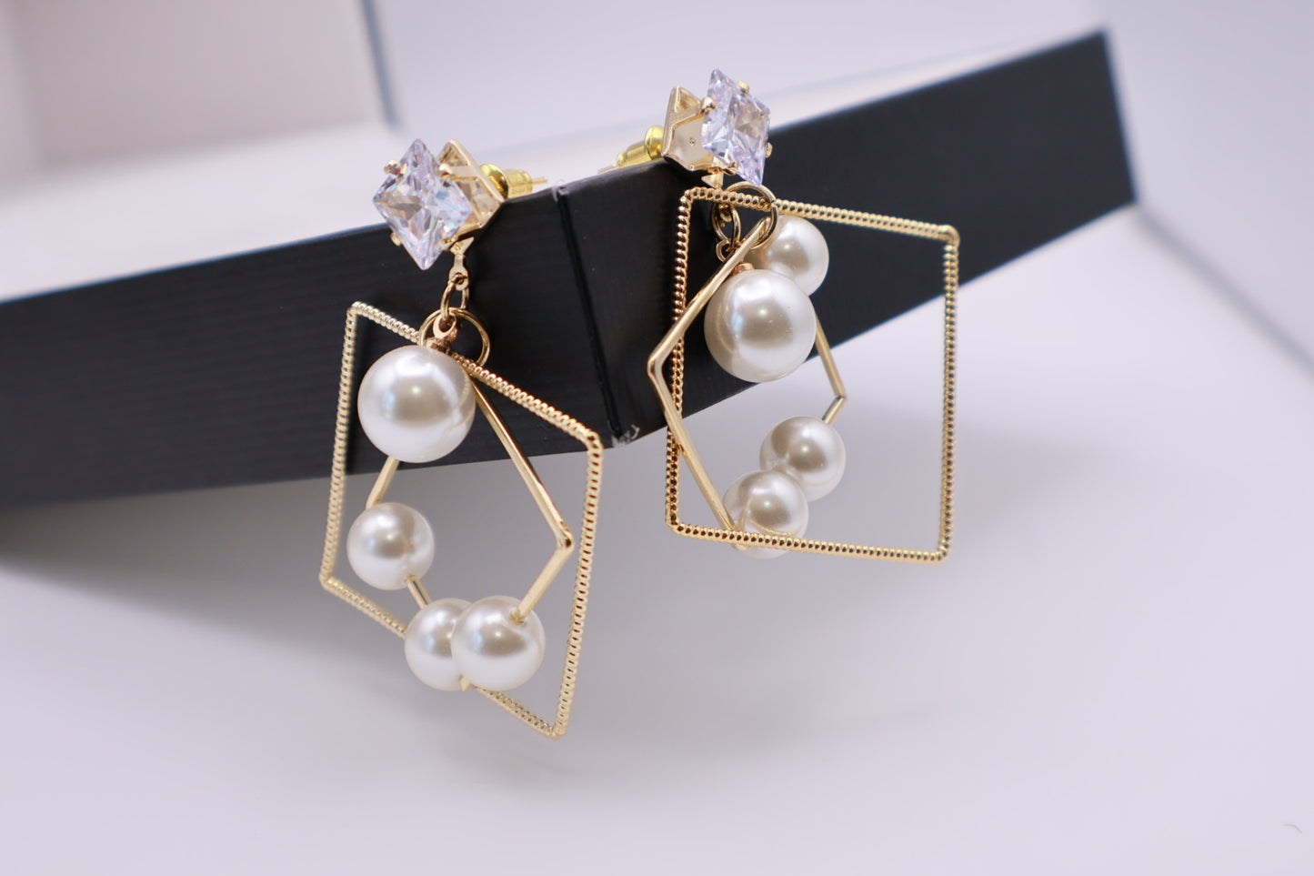 Gem Square Pearl Drop 076